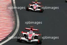 21.10.2007 Sao Paulo, Brazil,  Takuma Sato (JPN), Super Aguri F1, Anthony Davidson (GBR), Super Aguri F1 Team - Formula 1 World Championship, Rd 17, Brazilian Grand Prix, Sunday Race