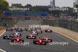 21.10.2007 Sao Paulo, Brazil,  Start of the race - Formula 1 World Championship, Rd 17, Brazilian Grand Prix, Sunday Race