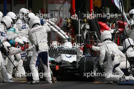 21.10.2007 Sao Paulo, Brazil,  Robert Kubica (POL), BMW Sauber F1 Team, F1.07 pit stop - Formula 1 World Championship, Rd 17, Brazilian Grand Prix, Sunday Race