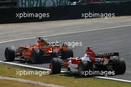 21.10.2007 Sao Paulo, Brazil,  Anthony Davidson (GBR), Super Aguri F1 Team, SA07 and Adrian Sutil (GER), Spyker F1 Team, F8-VII-B - Formula 1 World Championship, Rd 17, Brazilian Grand Prix, Sunday Race