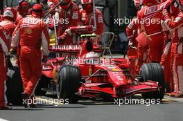 21.10.2007 Sao Paulo, Brazil,  Kimi Raikkonen (FIN), Räikkönen, Scuderia Ferrari, F2007 pit stop - Formula 1 World Championship, Rd 17, Brazilian Grand Prix, Sunday Race