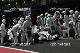 21.10.2007 Sao Paulo, Brazil,  Robert Kubica (POL), BMW Sauber F1 Team, F1.07 pit stop - Formula 1 World Championship, Rd 17, Brazilian Grand Prix, Sunday Race