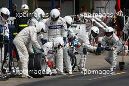 21.10.2007 Sao Paulo, Brazil,  BMW Mechanics pit stop - Formula 1 World Championship, Rd 17, Brazilian Grand Prix, Sunday Race