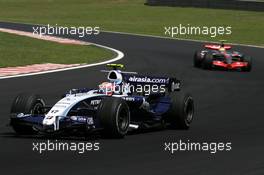 21.10.2007 Sao Paulo, Brazil,  Kazuki Nakajima (JPN), Williams F1 Team, Lewis Hamilton (GBR), McLaren Mercedes - Formula 1 World Championship, Rd 17, Brazilian Grand Prix, Sunday Race