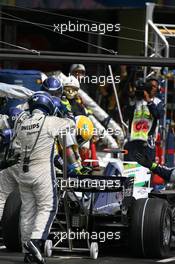 21.10.2007 Sao Paulo, Brazil,  Nico Rosberg (GER), WilliamsF1 Team, FW29 pit stop - Formula 1 World Championship, Rd 17, Brazilian Grand Prix, Sunday Race