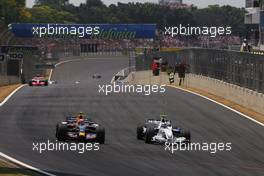 21.10.2007 Sao Paulo, Brazil,  Mark Webber (AUS), Red Bull Racing, Robert Kubica (POL),  BMW Sauber F1 Team  - Formula 1 World Championship, Rd 17, Brazilian Grand Prix, Sunday Race