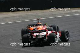 21.10.2007 Sao Paulo, Brazil,  Anthony Davidson (GBR), Super Aguri F1 Team, SA07 and Adrian Sutil (GER), Spyker F1 Team, F8-VII-B - Formula 1 World Championship, Rd 17, Brazilian Grand Prix, Sunday Race