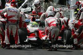 21.10.2007 Sao Paulo, Brazil,  Ralf Schumacher (GER), Toyota Racing, TF107 pit stop - Formula 1 World Championship, Rd 17, Brazilian Grand Prix, Sunday Race