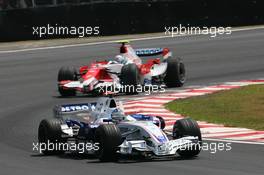 21.10.2007 Sao Paulo, Brazil,  Nick Heidfeld (GER), BMW Sauber F1 Team, F1.07 leads Jarno Trulli (ITA), Toyota Racing, TF107 - Formula 1 World Championship, Rd 17, Brazilian Grand Prix, Sunday Race