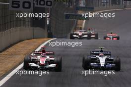 21.10.2007 Sao Paulo, Brazil,  Takuma Sato (JPN), Super Aguri F1 Team, Kazuki Nakajima (JPN), Williams F1 Team - Formula 1 World Championship, Rd 17, Brazilian Grand Prix, Sunday Race