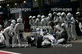 21.10.2007 Sao Paulo, Brazil,  Robert Kubica (POL), BMW Sauber F1 Team, F1.07 pit stop - Formula 1 World Championship, Rd 17, Brazilian Grand Prix, Sunday Race