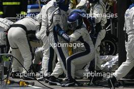 21.10.2007 Sao Paulo, Brazil,  Williams mechinc pit stop - Formula 1 World Championship, Rd 17, Brazilian Grand Prix, Sunday Race