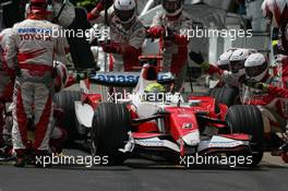 21.10.2007 Sao Paulo, Brazil,  Ralf Schumacher (GER), Toyota Racing, TF107 pit stop - Formula 1 World Championship, Rd 17, Brazilian Grand Prix, Sunday Race