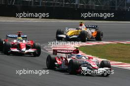 21.10.2007 Sao Paulo, Brazil,  Anthony Davidson (GBR), Super Aguri F1 Team, SA07 leads Ralf Schumacher (GER), Toyota Racing, TF107 - Formula 1 World Championship, Rd 17, Brazilian Grand Prix, Sunday Race