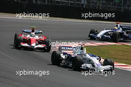 21.10.2007 Sao Paulo, Brazil,  Nick Heidfeld (GER), BMW Sauber F1 Team, F1.07 leads Jarno Trulli (ITA), Toyota Racing, TF107 - Formula 1 World Championship, Rd 17, Brazilian Grand Prix, Sunday Race