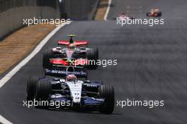 21.10.2007 Sao Paulo, Brazil,  Kazuki Nakajima (JPN), Williams F1 Team, Lewis Hamilton (GBR), McLaren Mercedes - Formula 1 World Championship, Rd 17, Brazilian Grand Prix, Sunday Race