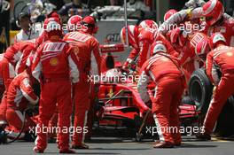 21.10.2007 Sao Paulo, Brazil,  Kimi Raikkonen (FIN), Räikkönen, Scuderia Ferrari, F2007 pit stop - Formula 1 World Championship, Rd 17, Brazilian Grand Prix, Sunday Race