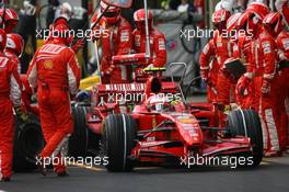 21.10.2007 Sao Paulo, Brazil,  Kimi Raikkonen (FIN), Räikkönen, Scuderia Ferrari, F2007 pit stop - Formula 1 World Championship, Rd 17, Brazilian Grand Prix, Sunday Race