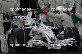 21.10.2007 Sao Paulo, Brazil,  Nick Heidfeld (GER), BMW Sauber F1 Team, F1.07 pit stop - Formula 1 World Championship, Rd 17, Brazilian Grand Prix, Sunday Race