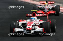 21.10.2007 Sao Paulo, Brazil,  Anthony Davidson (GBR), Super Aguri F1 Team, Lewis Hamilton (GBR), McLaren Mercedes - Formula 1 World Championship, Rd 17, Brazilian Grand Prix, Sunday Race