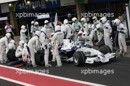 21.10.2007 Sao Paulo, Brazil,  Nick Heidfeld (GER), BMW Sauber F1 Team, F1.07 pit stop - Formula 1 World Championship, Rd 17, Brazilian Grand Prix, Sunday Race