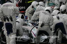 21.10.2007 Sao Paulo, Brazil,  Nick Heidfeld (GER), BMW Sauber F1 Team, F1.07 pit stop - Formula 1 World Championship, Rd 17, Brazilian Grand Prix, Sunday Race