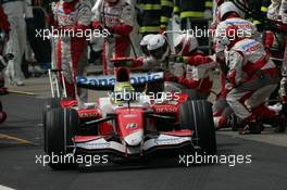 21.10.2007 Sao Paulo, Brazil,  Ralf Schumacher (GER), Toyota Racing, TF107 pit stop - Formula 1 World Championship, Rd 17, Brazilian Grand Prix, Sunday Race