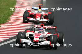 21.10.2007 Sao Paulo, Brazil,  Takuma Sato (JPN), Super Aguri F1, Ralf Schumacher (GER), Toyota Racing - Formula 1 World Championship, Rd 17, Brazilian Grand Prix, Sunday Race