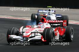 21.10.2007 Sao Paulo, Brazil,  Takuma Sato (JPN), Super Aguri F1, Robert Kubica (POL),  BMW Sauber F1 Team - Formula 1 World Championship, Rd 17, Brazilian Grand Prix, Sunday Race