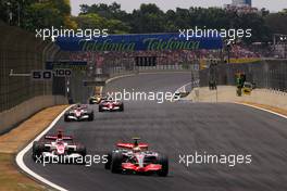 21.10.2007 Sao Paulo, Brazil,  Takuma Sato (JPN), Super Aguri F1 Team, Lewis Hamilton (GBR), McLaren Mercedes - Formula 1 World Championship, Rd 17, Brazilian Grand Prix, Sunday Race