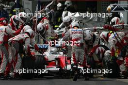 21.10.2007 Sao Paulo, Brazil,  Jarno Trulli (ITA), Toyota Racing, TF107 pit stop - Formula 1 World Championship, Rd 17, Brazilian Grand Prix, Sunday Race