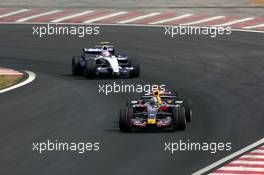 21.10.2007 Sao Paulo, Brazil,  David Coulthard (GBR), Red Bull Racing, Kazuki Nakajima (JPN), Williams F1 Team - Formula 1 World Championship, Rd 17, Brazilian Grand Prix, Sunday Race