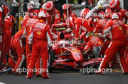 21.10.2007 Sao Paulo, Brazil,  Kimi Raikkonen (FIN), Räikkönen, Scuderia Ferrari, F2007 pit stop - Formula 1 World Championship, Rd 17, Brazilian Grand Prix, Sunday Race