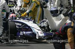 21.10.2007 Sao Paulo, Brazil,  A Willaims mechanic is knocked to to floor by Kazuki Nakajima (JPN) Williams F1 Team during a pit stop - Formula 1 World Championship, Rd 17, Brazilian Grand Prix, Sunday Race