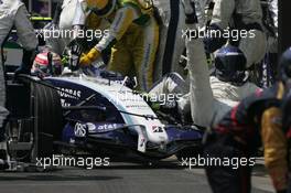 21.10.2007 Sao Paulo, Brazil,  A Willaims mechanic is knocked to to floor by Kazuki Nakajima (JPN) Williams F1 Team during a pit stop - Formula 1 World Championship, Rd 17, Brazilian Grand Prix, Sunday Race