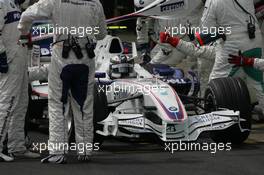 21.10.2007 Sao Paulo, Brazil,  Robert Kubica (POL), BMW Sauber F1 Team, F1.07 pit stop - Formula 1 World Championship, Rd 17, Brazilian Grand Prix, Sunday Race