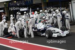 21.10.2007 Sao Paulo, Brazil,  Nick Heidfeld (GER), BMW Sauber F1 Team, F1.07 pit stop - Formula 1 World Championship, Rd 17, Brazilian Grand Prix, Sunday Race