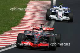 21.10.2007 Sao Paulo, Brazil,  Fernando Alonso (ESP), McLaren Mercedes, Robert Kubica (POL),  BMW Sauber F1 Team - Formula 1 World Championship, Rd 17, Brazilian Grand Prix, Sunday Race