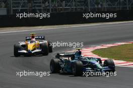 21.10.2007 Sao Paulo, Brazil,  Rubens Barrichello (BRA), Honda Racing F1 Team, RA107 leads Heikki Kovalainen (FIN), Renault F1 Team, R27 - Formula 1 World Championship, Rd 17, Brazilian Grand Prix, Sunday Race