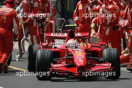 21.10.2007 Sao Paulo, Brazil,  Kimi Raikkonen (FIN), Räikkönen, Scuderia Ferrari, F2007 pit stop - Formula 1 World Championship, Rd 17, Brazilian Grand Prix, Sunday Race