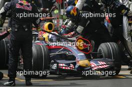 21.10.2007 Sao Paulo, Brazil,  David Coulthard (GBR), Red Bull Racing, RB3 pit stop - Formula 1 World Championship, Rd 17, Brazilian Grand Prix, Sunday Race