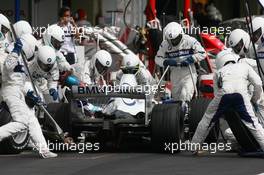 21.10.2007 Sao Paulo, Brazil,  Robert Kubica (POL), BMW Sauber F1 Team, F1.07 pit stop - Formula 1 World Championship, Rd 17, Brazilian Grand Prix, Sunday Race