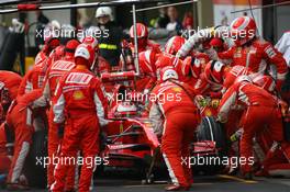 21.10.2007 Sao Paulo, Brazil,  Kimi Raikkonen (FIN), Räikkönen, Scuderia Ferrari, F2007 pit stop - Formula 1 World Championship, Rd 17, Brazilian Grand Prix, Sunday Race