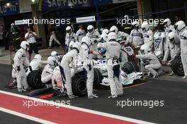 21.10.2007 Sao Paulo, Brazil,  Nick Heidfeld (GER), BMW Sauber F1 Team, F1.07 pit stop - Formula 1 World Championship, Rd 17, Brazilian Grand Prix, Sunday Race