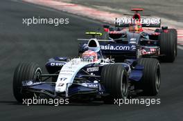 21.10.2007 Sao Paulo, Brazil,  Kazuki Nakajima (JPN), Williams F1 Team, Vitantonio Liuzzi (ITA), Scuderia Toro Rosso - Formula 1 World Championship, Rd 17, Brazilian Grand Prix, Sunday Race