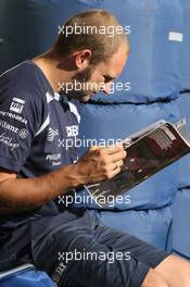 20.10.2007 Sao Paulo, Brazil,  A Williams F1 Team member reading the Red Bulletin - Formula 1 World Championship, Rd 17, Brazilian Grand Prix, Saturday