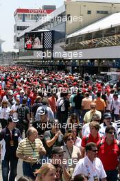 20.10.2007 Sao Paulo, Brazil,  Fans during the pit walk / pit lane - Formula 1 World Championship, Rd 17, Brazilian Grand Prix, Saturday