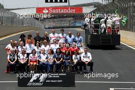 21.10.2007 Sao Paulo, Brazil, end of the season group picture of all team press people / media - Formula 1 World Championship, Rd 17, Brazilian Grand Prix, Sunday