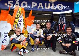 21.10.2007 Sao Paulo, Brazil,  Group picture with Heikki Kovalainen (FIN), Renault F1 Team, Giancarlo Fisichella (ITA), David Coulthard (GBR), Red Bull Racing, Mark Webber (AUS) - Formula 1 World Championship, Rd 17, Brazilian Grand Prix, Sunday