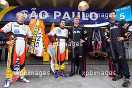 21.10.2007 Sao Paulo, Brazil,  Group picture with Heikki Kovalainen (FIN), Renault F1 Team, Giancarlo Fisichella (ITA), David Coulthard (GBR), Red Bull Racing, Mark Webber (AUS) - Formula 1 World Championship, Rd 17, Brazilian Grand Prix, Sunday